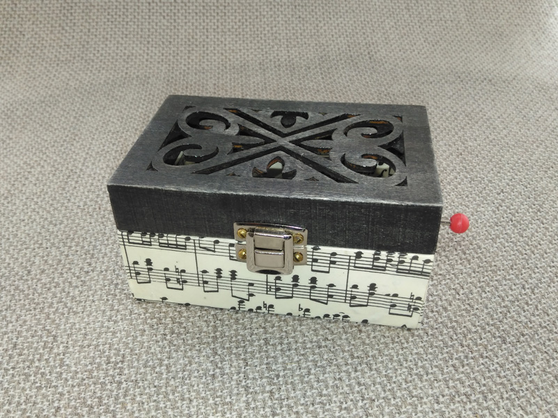 Mini caja de música con melodía a elegir.