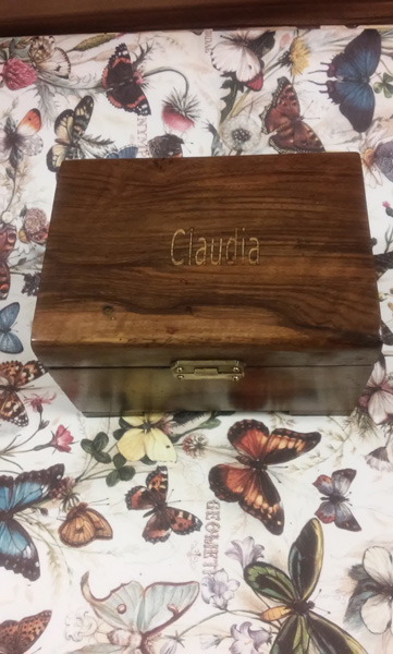 Caja de Música en madera de nogal con bailarina personalizada con el nombre en marquetería de arce blanco.