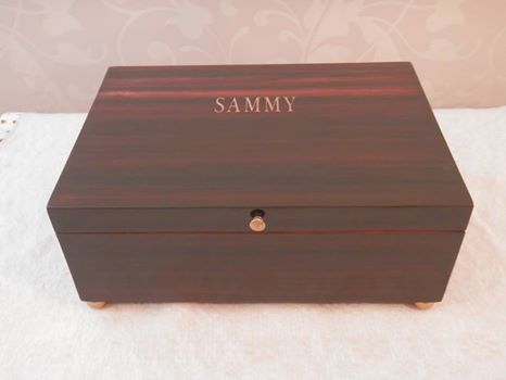 Caja personalizada en madera de ébano.