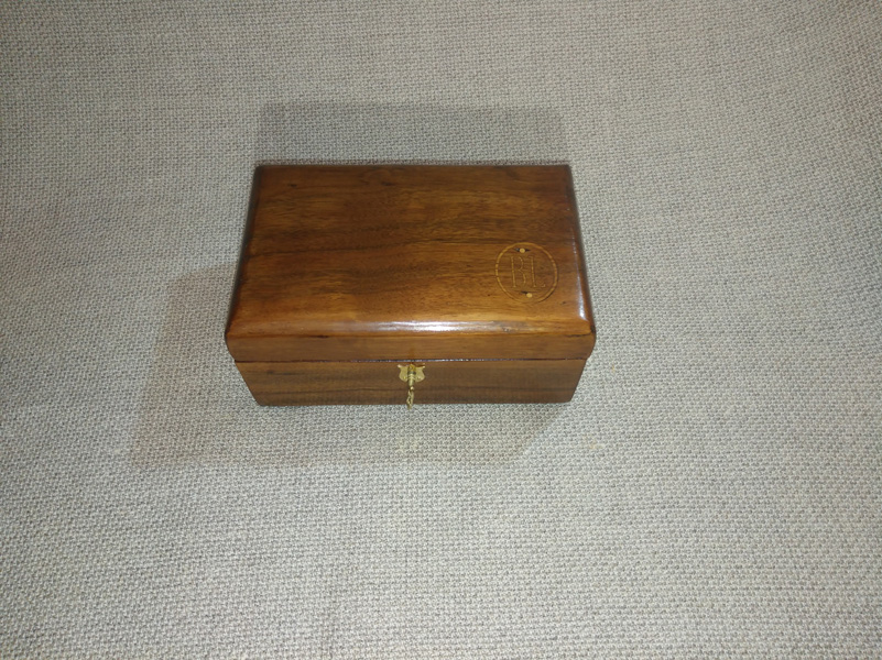 Caja de música personalizada en madera de Palosanto y con las iniciales en marquetería.