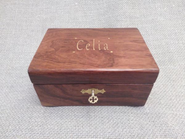 Caja de música personalizada en madera de palorrosa con marquetería.